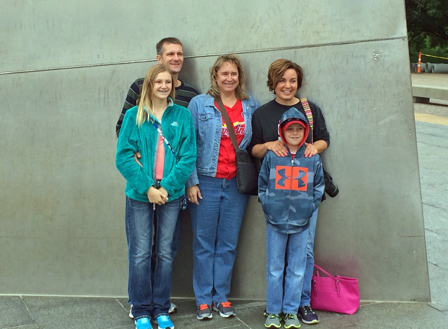 family at the arch