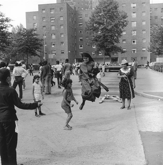 A visiting nun plays a skipping game with children in a deprived area of New York City, August 1965. (Photo by Roy Kemp/BIPS/Hulton Archive/Getty Images)